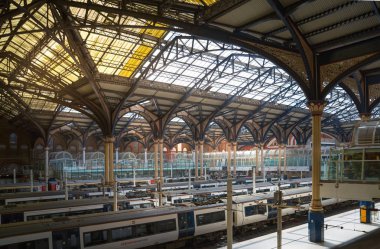 Londra, İngiltere - 17 Mayıs, 2016: Liverpool street tren istasyonu iç trenler platformlarda hareket etmeye hazır.