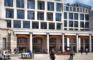 Londra, İngiltere - 17 Mayıs, 2016: City of London office karmaşık görünümü oluşturma. St Paul Katedrali kare