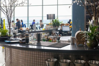 Londra, İngiltere - 22 Nisan 2017: İnsanlar Londra manzarayı gökyüzü Bahçe telsiz binası. Platform ile ilgilenen en yüksek İngiltere'de Bahçe, 32 katında bulur ve Londra şehrinin muhteşem manzarası sunuyor.