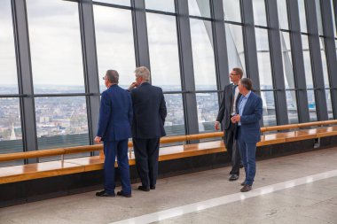 Londra, İngiltere - 22 Nisan 2017: İnsanlar Londra manzarayı gökyüzü Bahçe telsiz binası. Platform ile ilgilenen en yüksek İngiltere'de Bahçe, 32 katında bulur ve Londra şehrinin muhteşem manzarası sunuyor.