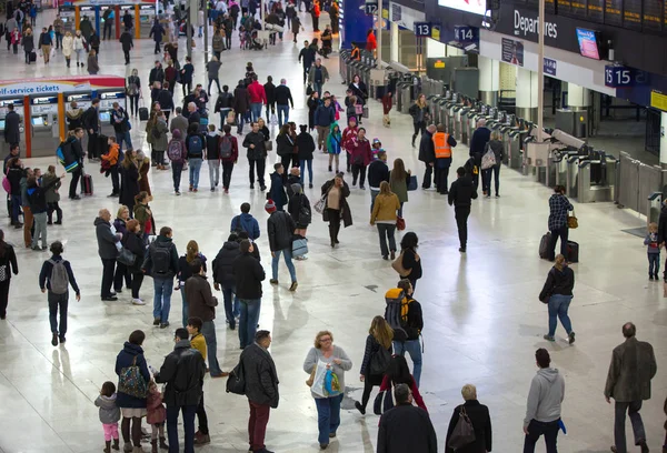 2017 英国ロンドン ロンドン 多くの人々 をイギリスの出発ホールの主なレールの接合部の つの中心部にウォータールー国際駅 — ストック写真