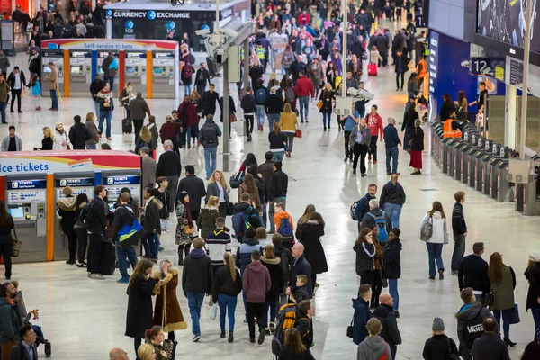 2017年12月 滑铁卢国际火车站在伦敦市中心 英国离境大厅的主要铁路连接点之一与许多人 — 图库照片
