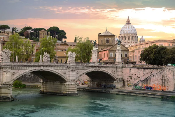 意大利 2016年4月8日 圣彼得大教堂在梵蒂冈 河台伯河看法和罗马 — 图库照片