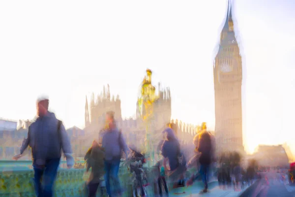 Westminster Köprüsü Yürüyen Insanların Bulanıklığı Görünüm Büyük Ben Parlamento Evleri — Stok fotoğraf