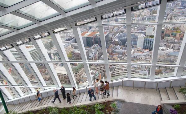 2017年4月22日 人们享受伦敦的视野从空中花园的对讲机大楼 观看平台是最高的英国花园 位于32楼 并提供了惊人的伦敦城市天际线 — 图库照片