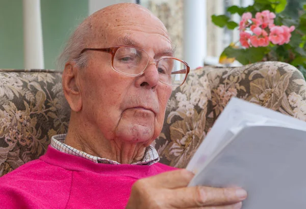 Anos Idade Inglês Homem Sentado Cadeira Ambiente Doméstico Conceito Saúde — Fotografia de Stock