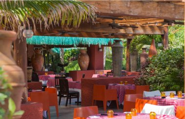Meksika, Cancun - 15 Şubat 2018: Grand piramit eğlenceli karmaşık. Grand Oasis hotel café