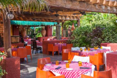 Meksika, Cancun - 15 Şubat 2018: Grand piramit eğlenceli karmaşık. Grand Oasis hotel café