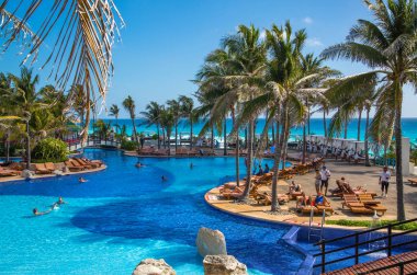 Meksika, Cancun - 15 Şubat 2018: Grand piramit eğlenceli karmaşık. Yüzme Havuzu ve insanlar relaksin su.