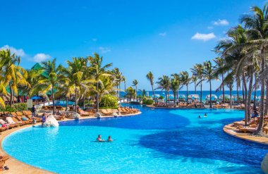 Meksika, Cancun - 15 Şubat 2018: Grand piramit eğlenceli karmaşık. Yüzme Havuzu ve insanlar relaksin su.
