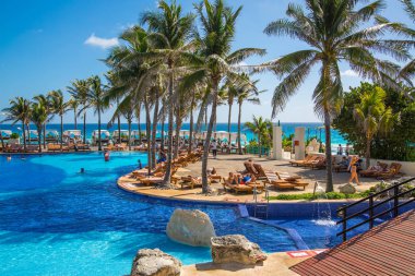 Meksika, Cancun - 15 Şubat 2018: Grand piramit eğlenceli karmaşık. Yüzme Havuzu ve insanlar relaksin su.