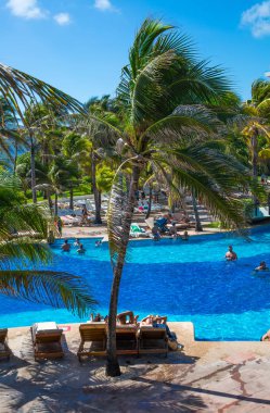 Meksika, Cancun - 15 Şubat 2018: Grand piramit eğlenceli karmaşık. Yüzme Havuzu ve insanlar relaksin su.