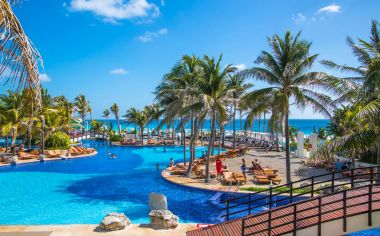 Meksika, Cancun - 15 Şubat 2018: Grand piramit eğlenceli karmaşık. Yüzme Havuzu ve insanlar relaksin su.