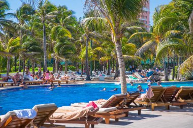 Meksika, Cancun - 15 Şubat 2018: Grand piramit eğlenceli karmaşık. Yüzme Havuzu ve insanlar relaksin su.