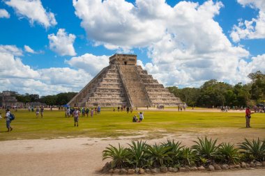 Meksika, Yucatan - 17 Şubat 2018: Chichen Itza, Kukulcan El Castillo Maya piramit 