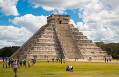 Meksika, Yucatan - 17 Şubat 2018: Chichen Itza, Kukulcan El Castillo Maya piramit 
