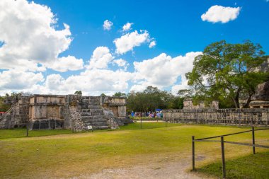 Meksika, Yucatan - 17 Şubat 2018: Chichen Itza, Kukulcan El Castillo Maya kompleksi 