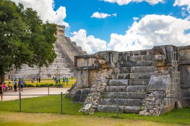Meksika, Yucatan - 17 Şubat 2018: Chichen Itza, Kukulcan El Castillo Maya piramit 