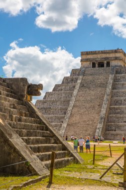 Meksika, Yucatan - 17 Şubat 2018: Chichen Itza, Kukulcan El Castillo Maya piramit 