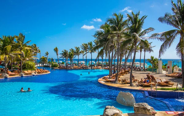 Meksika, Cancun - 15 Şubat 2018: Grand piramit eğlenceli karmaşık. Yüzme Havuzu ve insanlar relaksin su.