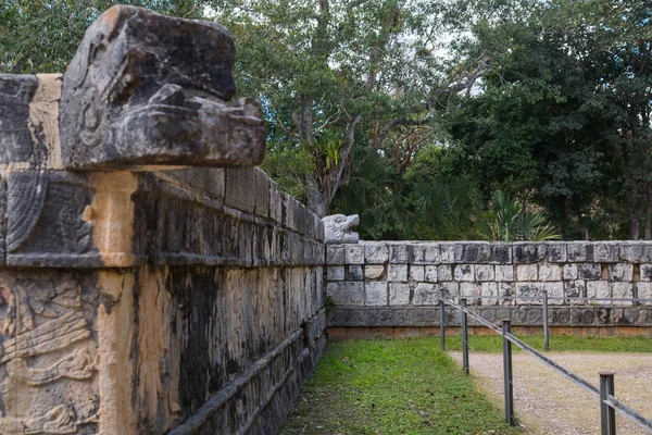 メキシコ ユカタン マヤの偉大なボール裁判所および寺院のジャガー — ストック写真