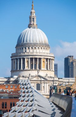 Londra, İngiltere - 10 Eylül 2015: St. Paul Katedrali ve millennium Köprüsü