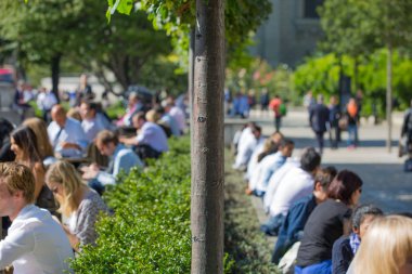 Londra, İngiltere - 10 Eylül 2015: Londra şehir öğle yemeği zamanı. Ofis çalışanları st. Paul Katedrali yanındaki parkta bir öğle yemeği