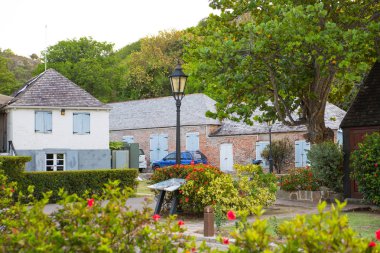 Antigua, Karayip Adaları - 19 Mayıs 2017: İngiliz Limanı uluslararası koruma alanı, Nelson'ın zaman tarihi binalar