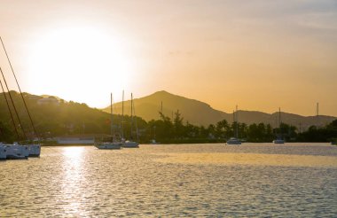 Sunset bulvarında Antigua, İngiliz Limanı.