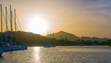 Sunset bulvarında Antigua, İngiliz Limanı.