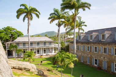 Antigua, Karayip Adaları - 19 Mayıs 2017: İngiliz Limanı uluslararası koruma alanı, Nelson'ın zaman tarihi binalar