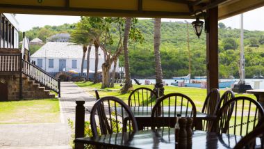 Antigua, Karayip Adaları - 19 Mayıs 2017: İngiliz Limanı uluslararası koruma alanı, Nelson'ın zaman tarihi binalar