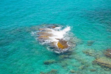 Kayalar ve okyanus dalgaları. Antigua, İngiliz Limanı