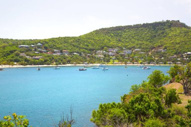 Antigua, Caribbean Adaları, İngiliz Limanı - 19 Mayıs 2017: İngiliz Limanı uluslararası yat kulübü. Sahilin yanında demirlemiş yat kaybetti