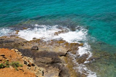 Kayalar ve okyanus dalgaları. Antigua, İngiliz Limanı
