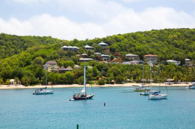 Antigua, Karayip Adaları - 20 Mayıs 2017: İngiliz Limanı görünümü Galeon sahilde