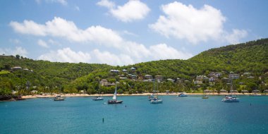 Antigua, Karayip Adaları - 20 Mayıs 2017: İngiliz Limanı görünümü Galeon sahilde