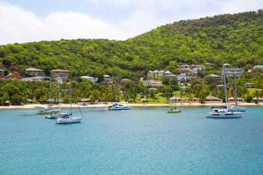 Antigua, Karayip Adaları - 20 Mayıs 2017: İngiliz Limanı görünümü Galeon sahilde