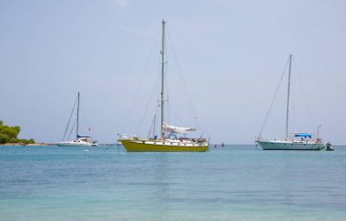 Antigua, Caribbean Adaları, İngiliz Limanı - 19 Mayıs 2017: İngiliz Limanı uluslararası yat kulübü. Sahilin yanında demirlemiş yat kaybetti
