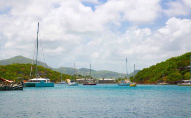 Antigua, Caribbean Adaları, İngiliz Limanı - 19 Mayıs 2017: İngiliz Limanı uluslararası yat kulübü. Sahilin yanında demirlemiş yat kaybetti