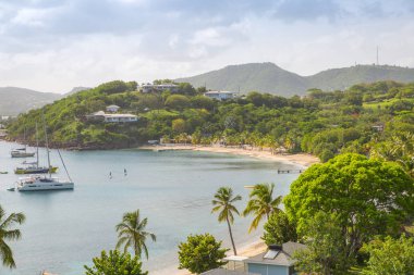 Antigua, Karayip Adaları - 20 Mayıs 2017: İngiliz Limanı görünümü Galeon sahilde