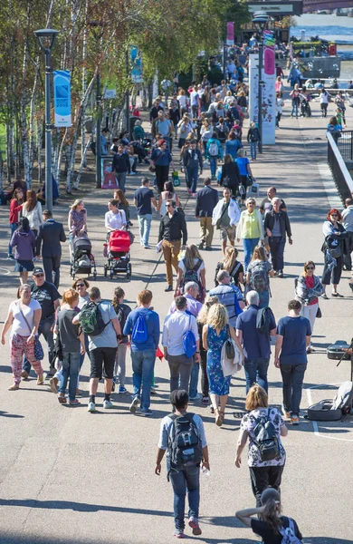 London September 2015 Lots People Walking Thames River — Stock Photo, Image