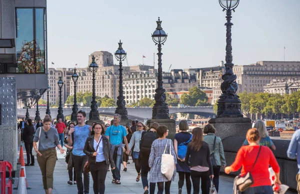 Londres Reino Unido Septiembre 2015 Mucha Gente Caminando Por Río — Foto de Stock