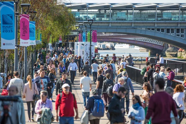 London Storbritannien September 2015 Massor Människor Promenader Vid Floden Thames — Stockfoto