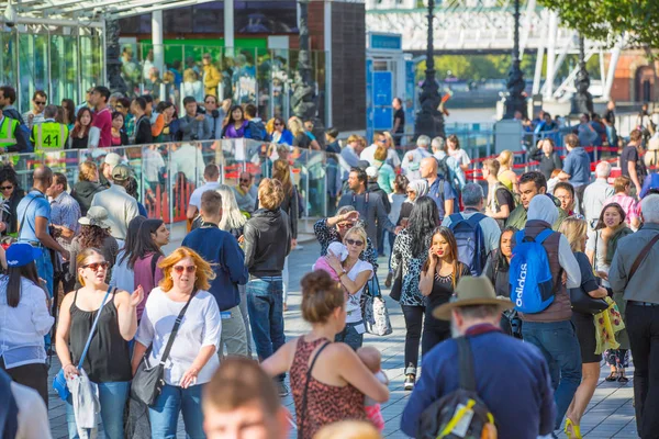 London September 2015 Lots People Walking Thames River — Stock Photo, Image