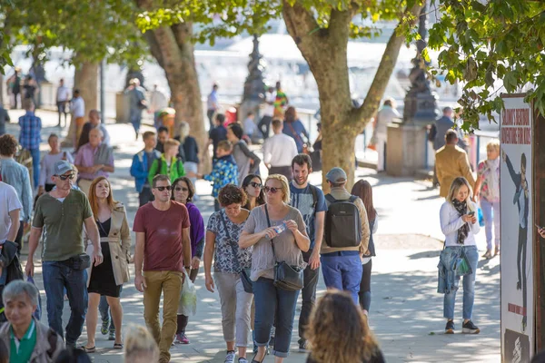 Londres Reino Unido Septiembre 2015 Mucha Gente Caminando Por Río —  Fotos de Stock