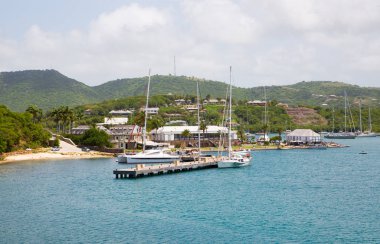 Antigua, Karayip Adaları, İngiliz Limanı - 20 Mayıs 2017: Freeman körfez manzarası gençlerle