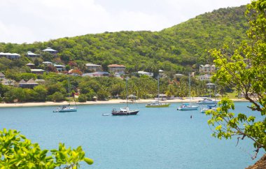 Antigua, Karayip Adaları, İngiliz Limanı - 20 Mayıs 2017: Freeman 'ın tatil evleri ile körfez manzarası