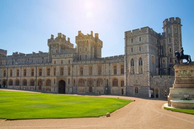 Windsor, Uk - 5 Mayıs 2019: Ortaçağ Windsor Şatosu, Fatih William tarafından 1066 yılında inşa edildi. Queen 'in resmi konutu. Berkshire, İngiltere Uk