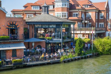 Windsor, Uk - 5 Mayıs 2019: Eton 'daki nehir kenarı restoranında bir sürü insan ve turist dinleniyor.